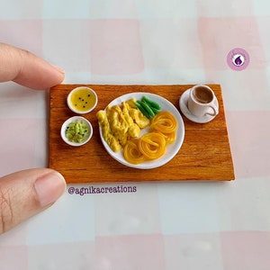 Aimant de nourriture/réfrigérateur de maison de poupée fait à la main - Miniature Fafda Jalebi avec Chai