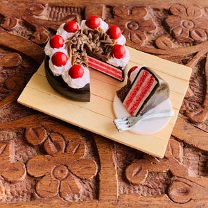 Gâteau miniature de forêt noire, aimant de réfrigérateur, aimant de cuisine, petit aimant de nourriture, aimant mignon d'argile