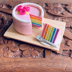 Gâteau miniature d'arc-en-ciel, aimant de réfrigérateur, aimant de cuisine, petit aimant de nourriture, aimant mignon d'argile