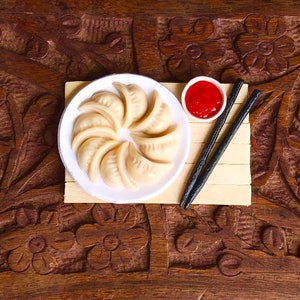 Momos miniatures avec chutney de piment rouge, aimant de réfrigérateur, aimant de cuisine, petit aimant alimentaire, aimant mignon en argile