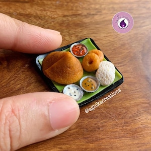 Miniature Cone Dosa avec Idlis, Vadais et chutneys assortis, Aimant de réfrigérateur, Aimant de cuisine, Aimant de cuisine indienne, Aimant mignon en argile