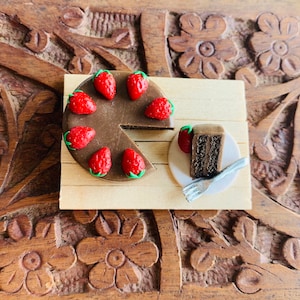 Gâteau au chocolat miniature avec des fraises, aimant de réfrigérateur, aimant de cuisine, petit aimant de nourriture, aimant mignon d'argile