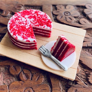 Gâteau miniature de velours rouge, aimant de réfrigérateur, aimant de cuisine, petit aimant de nourriture, aimant mignon d'argile