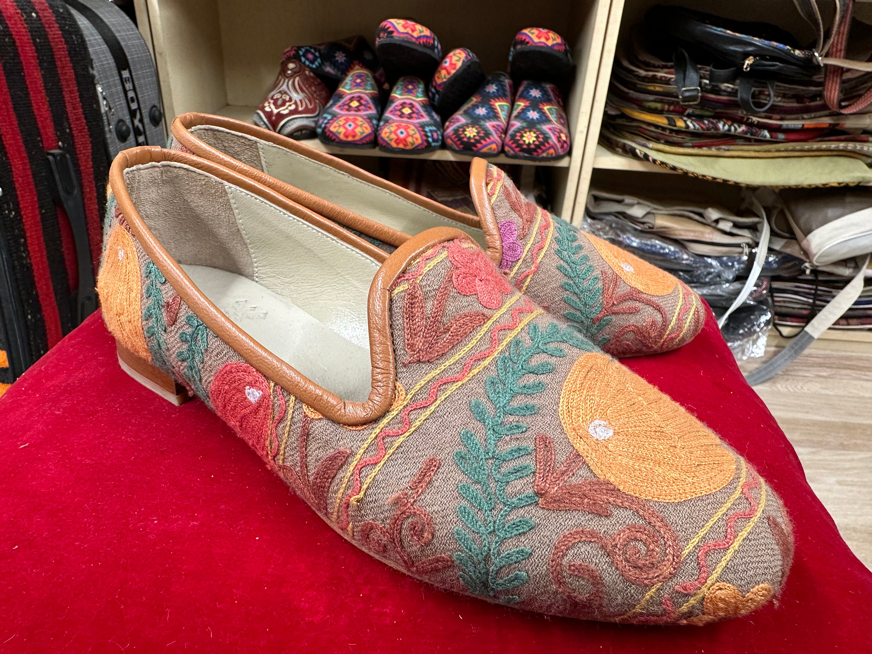 ハンドメイド US-10,5 EU-41 カシミア ローファー、ユニークなミュール