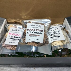 Pu&ograve; includere: Una scatola di cartone contiene tre bustine di gelato liofilizzato. I gusti sono: Napoletano, Rocky Road e Pasta frolla con gocce di cioccolato. Ogni bustina, del marchio "Susie's Pantry", pesa 28 grammi.