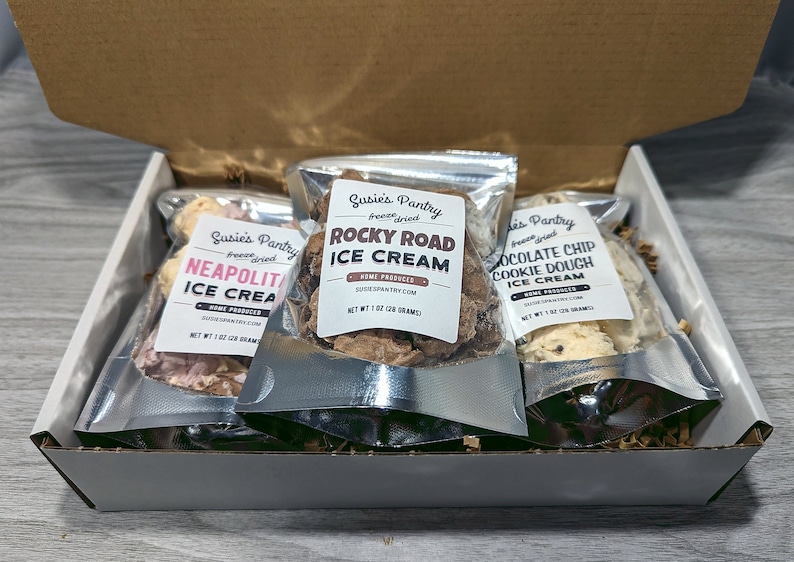 Pu&ograve; includere: Una scatola di cartone contiene tre bustine di gelato liofilizzato. I gusti sono: Napoletano, Rocky Road e Pasta frolla con gocce di cioccolato. Ogni bustina, del marchio "Susie's Pantry", pesa 28 grammi.