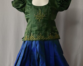 Pattu Pavadai de seda Kanchipuram: blusa bordada y falda azul