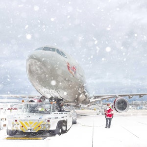 Tarjeta de felicitación navideña en blanco con salida en invierno con nieve de Virgin Atlantic / Airbus A330 Aeropuerto de Manchester / (unidad/paquete de 10) 7 x 5"