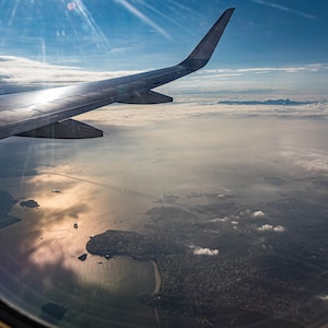 Flugzeug Fenstersitz mit Flügelblick "Wave Goodbye" nach Rio de Janeiro unter | Hochwertiges Reiseposter / Druck / gerahmt / Leinwand
