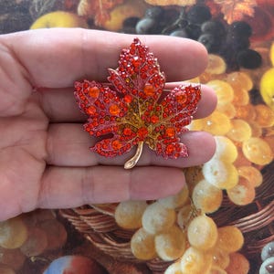 Petite Broche Cabochon Recouverte De Tissu - Occasion, Style Vintage Ou Fantaisie