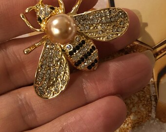 Broche Vintage Années 60 - Abeille Avec Cabochon Sulfure Rouge & Strass - Métal Doré Et Argenté