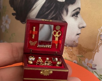 Joyero en miniatura para casa de muñecas.