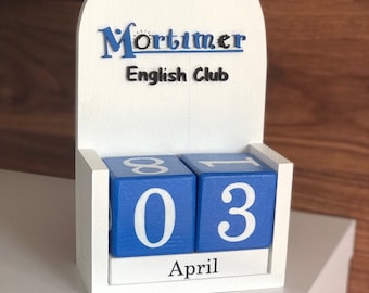 Personalized wooden perpetual calendar: Pine desk organizer