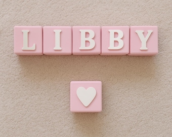 Bloques de madera personalizados con nombre en rosa: decoración para baby shower y accesorios para fotos.