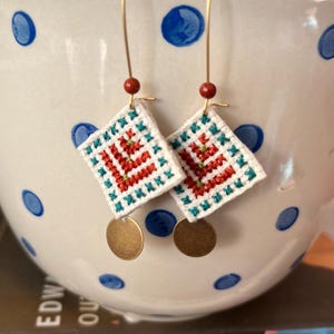 Boucles d'oreilles brodées palestiniennes. Tatreez. palestinienne. Boucles d'oreilles palestiniennes brodées