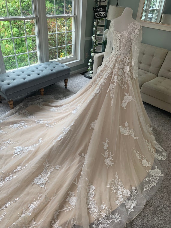 white christmas dresses Luxury Champagne Lace Off Shoulders Poofy Ball Gown for Wedding Puffy Wedding  Dress 20082203 main image 0