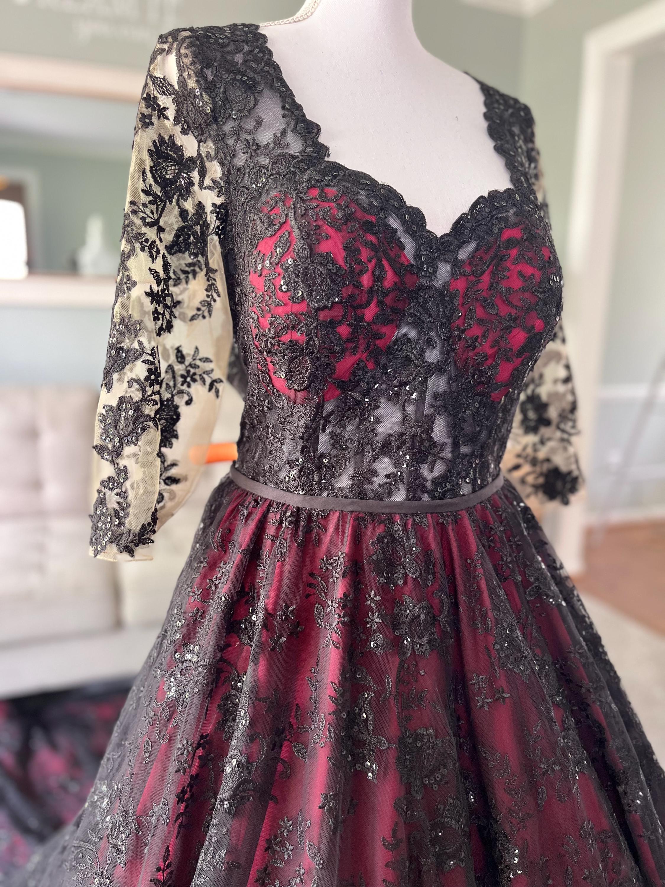 red and black cocktail dress Zapaka Women Floral Short Homecoming A-line Sweetheart Tiered Corset Dress, Black Red / US20W giving the dress playful volume and movement Black Dress with Red Trim
