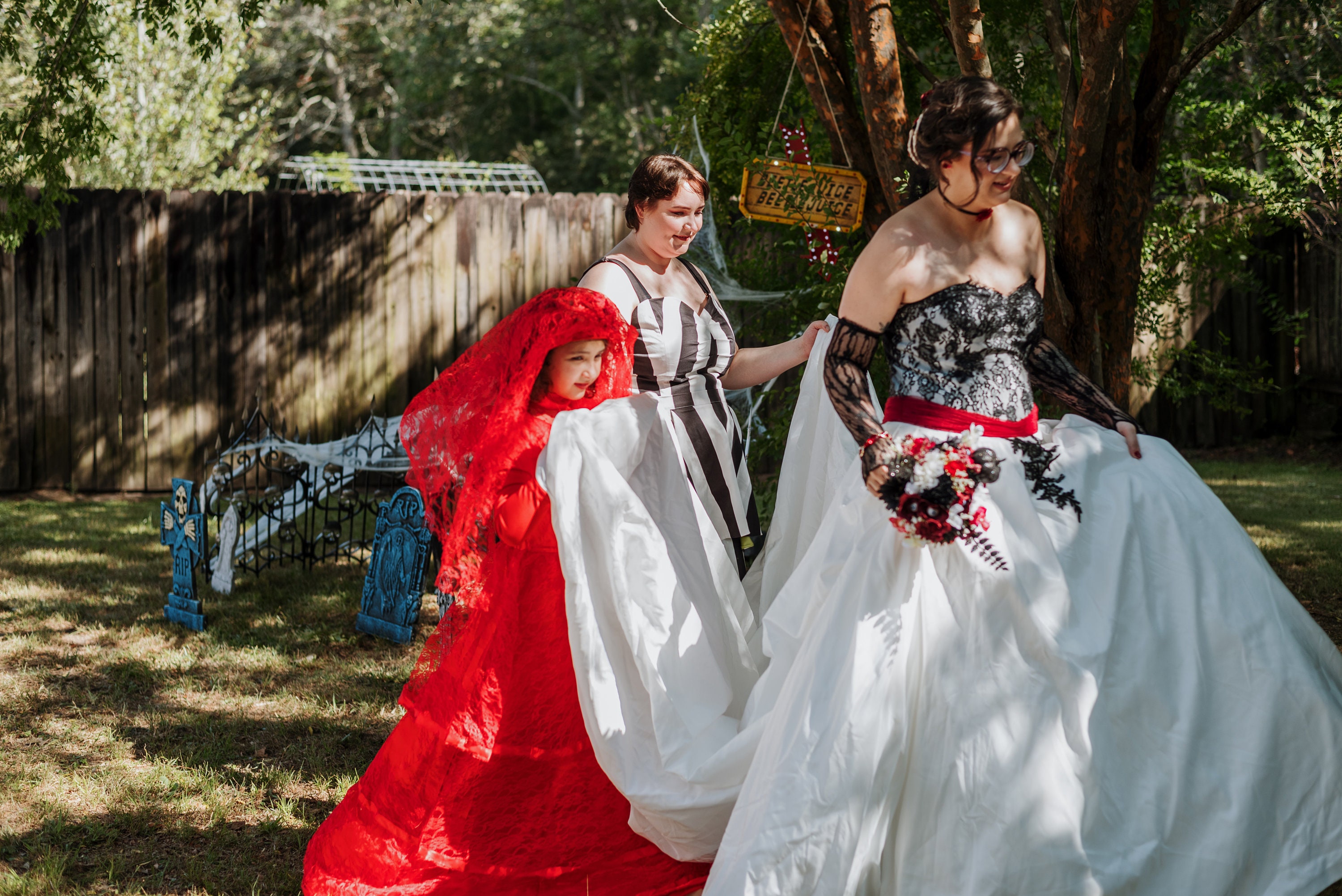 Vestido De Novia Gótico Victoriano En Blanco Y Negro Con Mangas De Globito De Organza - Estilo Campestre