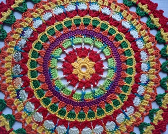 Gehaakte mandala kleedje, handgemaakte mandala, felle kleur decoratie, boho decor