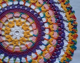 Gehaakte mandala kleedje, handgemaakte mandala, felle kleur decoratie, boho decor