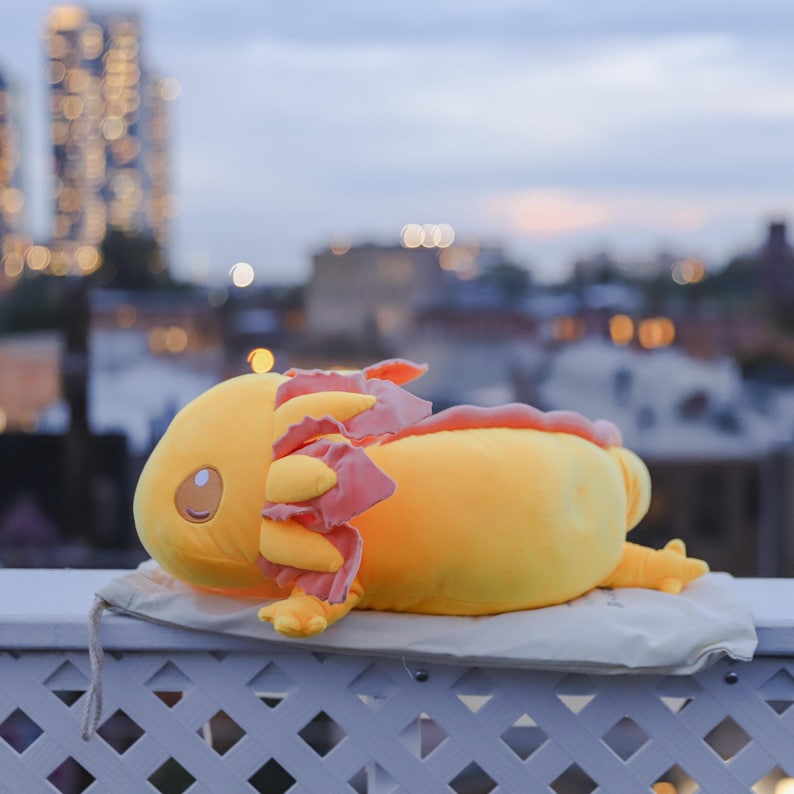 Peluche realistico Axolotl giallo da 4 libbre immagine 6