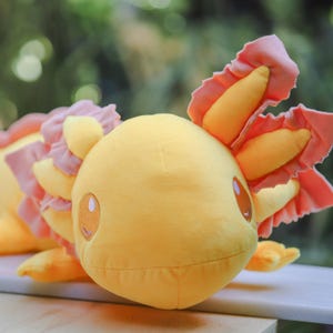 Peluche realistico Axolotl giallo da 4 libbre immagine 5