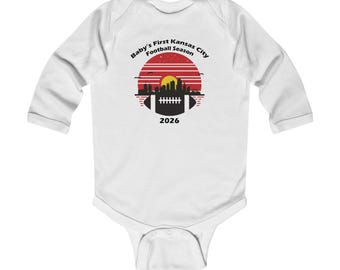 Body per neonati "Prima stagione di football dei Kansas City Chiefs" con skyline.