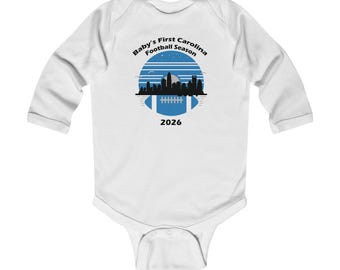 Body per neonati "Prima stagione di football americano della Carolina del Nord", con skyline e logo del football.