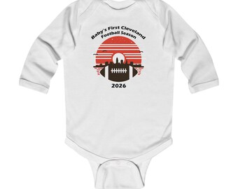 Body per neonati "Prima stagione di football a Cleveland", con skyline e pallone da football.
