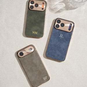 Funda de ante personalizada para iPhone 17, 16, 15 y 14 Pro Max. Fundas personalizadas con iniciales y letras monogramadas en relieve.