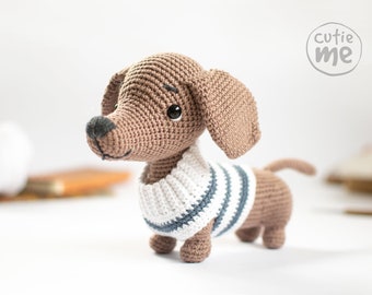 パターン。かぎ針編みのダックスフンドのパターン：セーターを着た