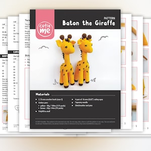 Może przedstawiać: Wz&oacute;r na szydełku zatytułowany "Baton the Giraffe" przedstawiający dwie ż&oacute;łto-brązowe żyrafy amigurumi. Wz&oacute;r zawiera materiały takie jak szydełko 2,75 mm, przędza bawełniana i oczy zabezpieczające 16 mm. Obrazek pokazuje r&oacute;wnież szczeg&oacute;łowe instrukcje.