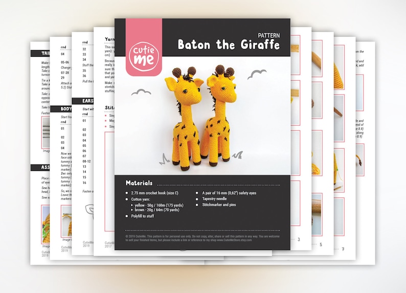 Może przedstawiać: Wz&oacute;r na szydełku zatytułowany "Baton the Giraffe" przedstawiający dwie ż&oacute;łto-brązowe żyrafy amigurumi. Wz&oacute;r zawiera materiały takie jak szydełko 2,75 mm, przędza bawełniana i oczy zabezpieczające 16 mm. Obrazek pokazuje r&oacute;wnież szczeg&oacute;łowe instrukcje.
