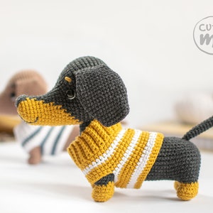PATRÓN El Perro Salchicha Yumi. PDF amigurumi crochet Patrón Perro Teckel en suéter imagen 3