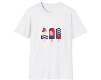 Könnte beinhalten: Weißes T-Shirt mit drei Eis am Stiel-Designs in Rot, Weiß und Blau. Die Eis am Stiel haben patriotische Muster, darunter Sterne und Streifen. Ein lässiges Kleidungsstück für den Alltag.