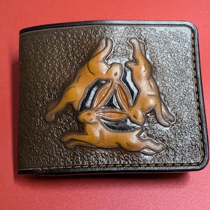 Drei Hasen, Tinners Kaninchen, keltisches Symbol, Triskelion, handgefertigte Brieftasche aus echtem Leder für Ihn - von Hand geprägt, bemalt und punziert