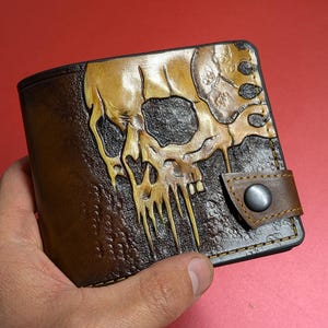 Cartera plegable de piel auténtica hecha a mano con diseño gótico, calavera derretida estilo steampunk, esqueleto zombi, grabada, pintada y estampada a mano