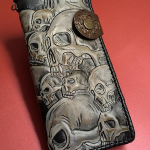 Cartera larga de cuero genuino hecha a mano con cadena para motociclistas, estilo gótico, con calavera y esqueleto. Estampada, pintada y estampada a mano