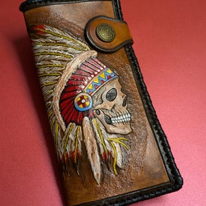 Cartera larga de cuero genuino hecha a mano con cadena para motociclistas nativos americanos, con calavera de jefe indio y tocado apache. Grabado en relieve, pintado y grabado