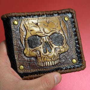 Cartera plegable de cuero genuino hecha a mano con diseño gótico, calavera agrietada estilo steampunk, esqueleto roto, grabada, pintada y estampada a mano