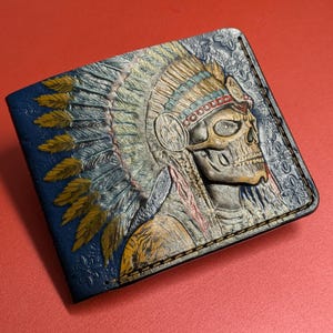 Indianer Häuptling Schädel, Apachen Kopfschmuck, Handgefertigte Echtleder Bifold Brieftasche für Amerikanische Ureinwohner - Geprägt, bemalt und von Hand punziert