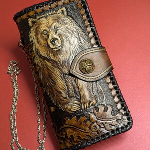 Cartera larga de cuero genuino hecha a mano con cadena para motociclistas, con diseño de oso grizzly, oso pardo americano y ursus. Repujada, pintada y labrada a mano.