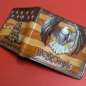 ハクトウワシ、アメリカ国旗、私を踏みつけないで、私たち国民、手作り本革二つ折りミリタリーウォレット - 手作業でエンボス加工、ペイント、加工