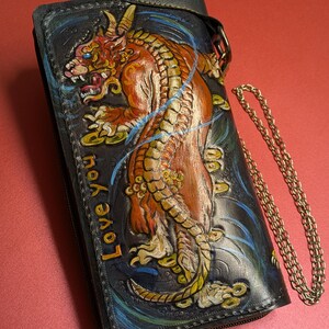 Cartera larga de cuero genuino hecha a mano con cremallera y cadena para motociclistas: Leones guardianes chinos, Perro Foo, Perro Fu y Dragón. Grabado, pintado y labrado.