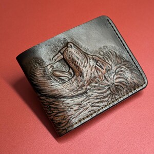 Cartera plegable de cuero genuino hecha a mano con diseño de león africano, pantera grande, para amantes de la vida al aire libre y cazadores: grabada, pintada y estampada a mano