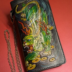 Cartera larga de cuero genuino hecha a mano con cremallera y cadena para motociclistas: Leones guardianes chinos, Perro Foo, Perro Fu y Dragón. Grabado, pintado y labrado.