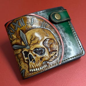 Cartera de piel auténtica con diseño gótico, Memento Mori, con calavera steampunk y reloj, hecha a mano, grabada, pintada y estampada a mano