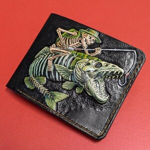Cartera plegable de cuero genuino hecha a mano para amantes de la pesca, esqueleto de lubina y calavera de pescador: grabada, pintada y estampada a mano
