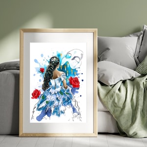 Op de afbeelding: Een aquarel schilderij van een vrouw in een blauwe en witte jurk met rode rozen. De vrouw kijkt weg van de kijker en heeft haar rug naar de kijker toe. Het schilderij is tegen een blauwe en witte achtergrond geplaatst met een wit masker op de achtergrond. De tekst "Sing My Angel of Music" staat op de jurk.