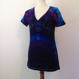Ice Dye Tee Shirt Deep V-Neck Top tie dye aurora borealis in the midnight sky size S